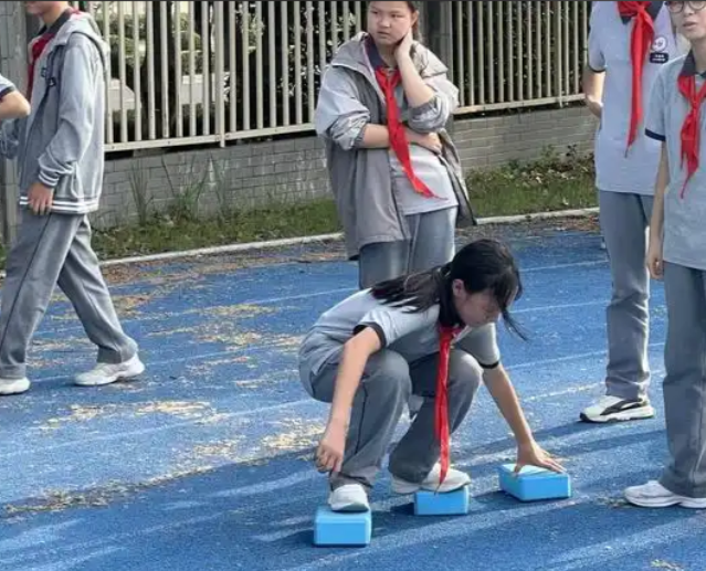 在动态中习得的团队精神与沟通才能是任何静态课堂都难以彻底赋予的 在动态中习得的团队精神与沟通才能是任何静态课堂都难以彻底赋予的